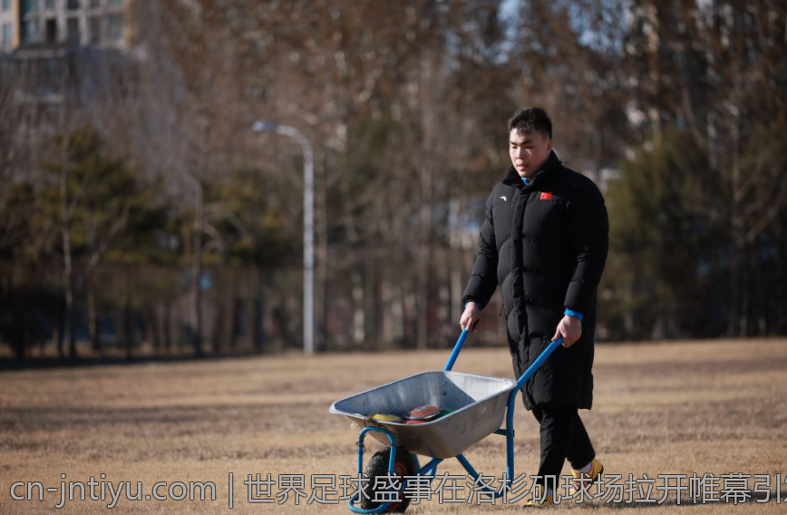 世界足球盛事在洛杉矶球场拉开帷幕引发热潮